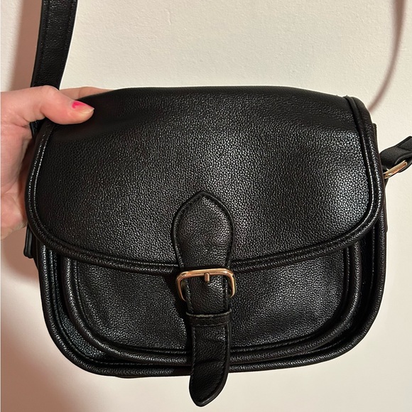 Forever 21 Handbags - Forever 21 Black Crossbody Bag